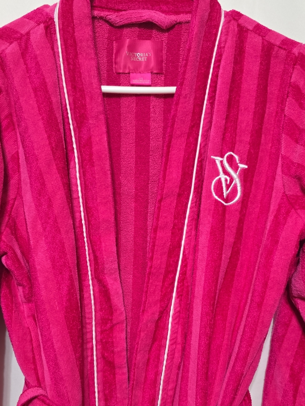 Victoria's Secret Hot Pink Plush Robe Label Detail - Picture 4 of 8